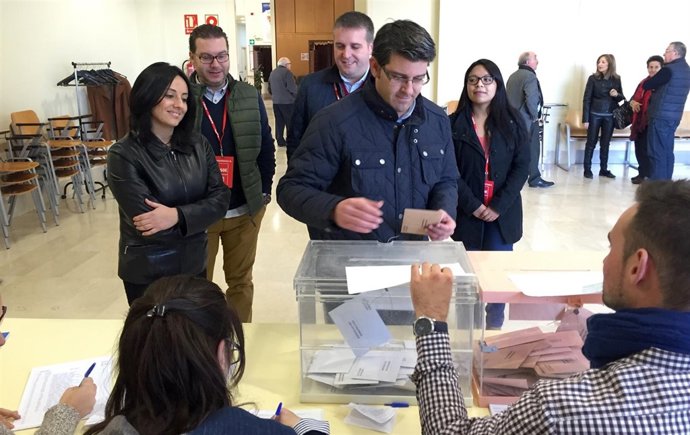 Jorgue Rodríguez votando