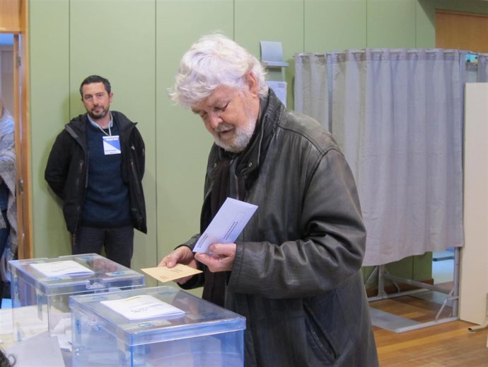 El coportavoz de Anova, Xosé Manuel Beiras, ejerce su derecho al voto