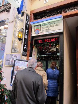 Gente comprando Lotería en Zaragoza