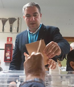 El presidente del PP de Málaga, Elías Bendodo, votando en Málaga