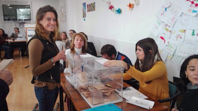 La cabeza de lista de C's al Congreso por Sevilla, Virginia Salmerón, vota