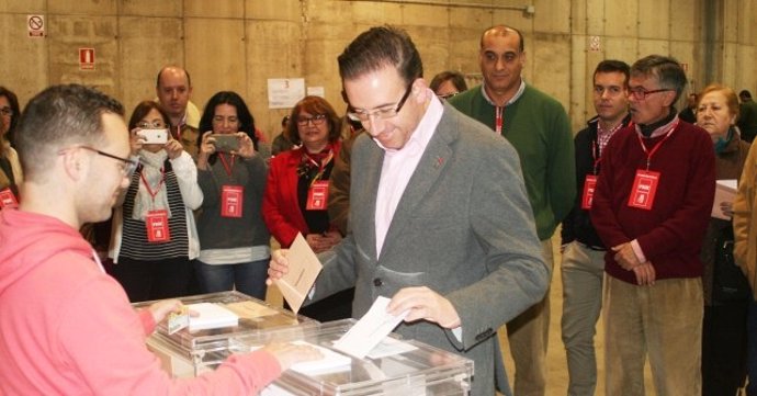 Manuel Guerra ejerce su derecho al voto