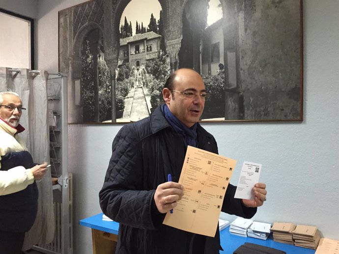 Sebastián Perez, votando en Granada.