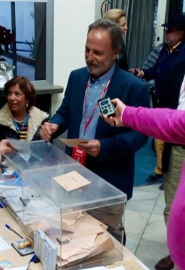 Salvador de la Encina votando