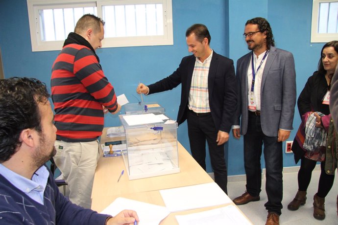 Santiago Gutiérrez ejerce su derecho al voto
