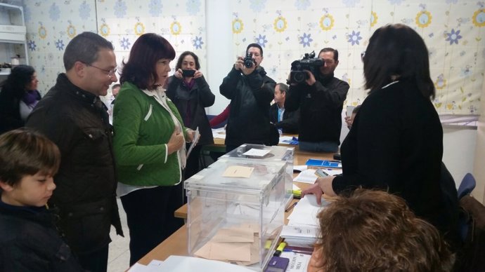 La presidenta del PSOE, Micaela Navarro, vota en Andújar (Jaén)