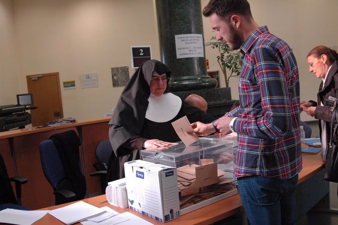 Una monja preside una mesa electoral en Teruel