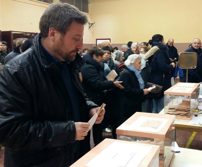 El presidente de CHA, José Luis Soro, ha votado en el CEIP 'Ramiro Solans'.