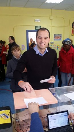 Ignacio Aguado votando el 20D