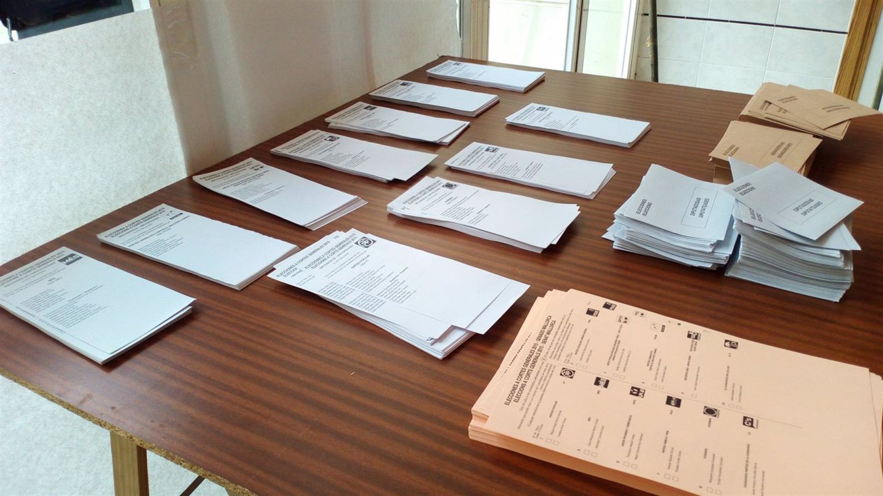 Papeletas en una mesa electoral en Baleares