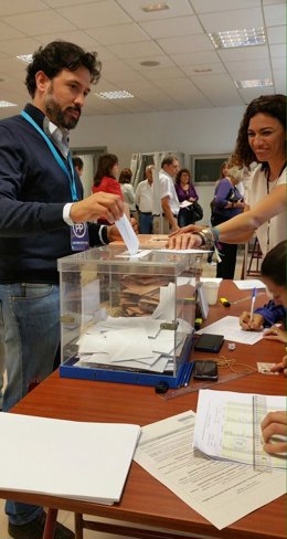 Guillermo Mariscal (PP) depositando su voto este 20 de diciembre