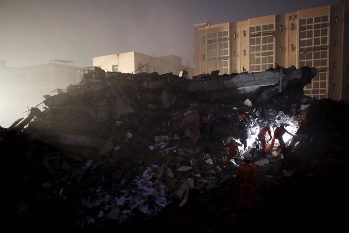 Bomberos buscan supervivientes entre los escombros en Shenzhen