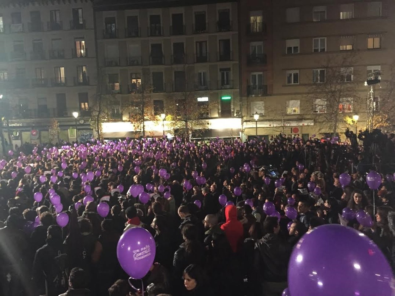 Simpatizantes de Podemos siguen el 20D desde el Reina Sofía