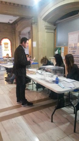 Hasier Arraiz votando en San Sebastián.
