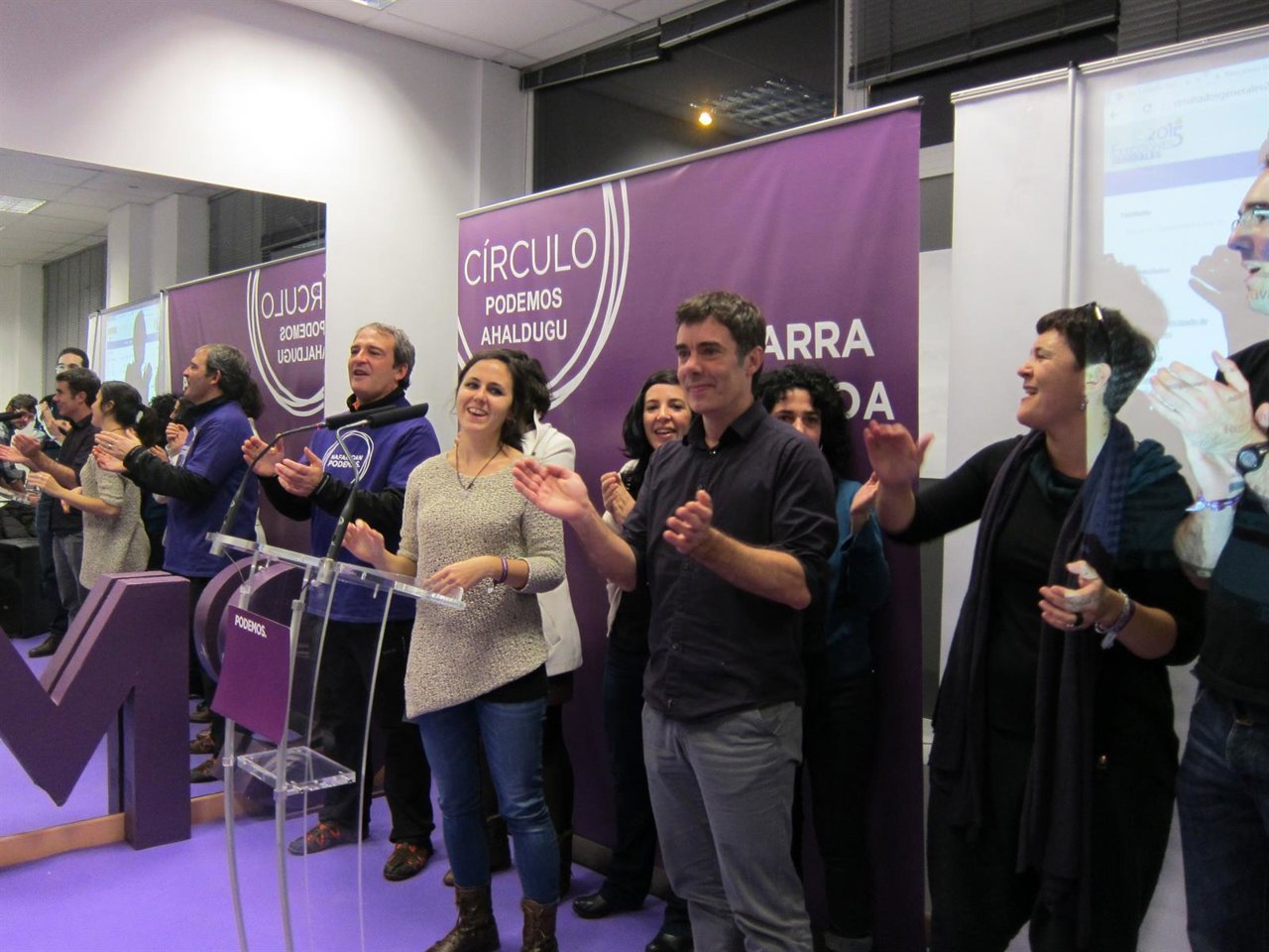 Ione Belarra y Eduardo Santos en la sede de Podemos en la noche electoral
