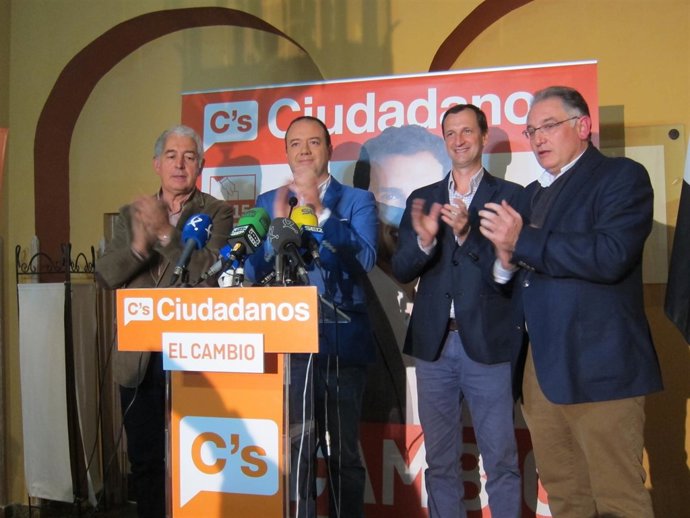 Cayetano Polo junto a los candidatos de Ciudadanos en Extremadura