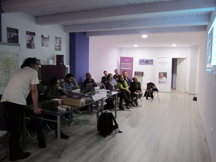 Seguimiento de los resultados electorales en la sede de Podemos Salamanca