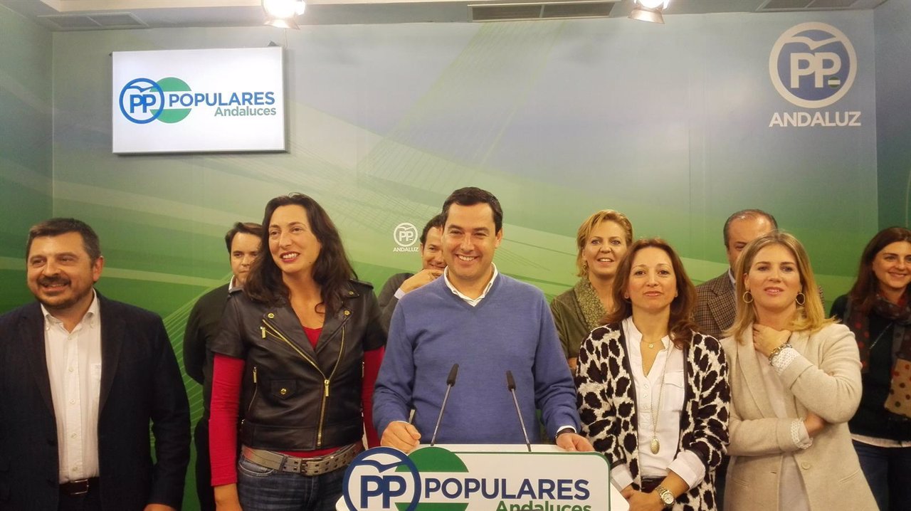 El presidente del PP-A, Juanma Moreno, interviene ante los periodistas