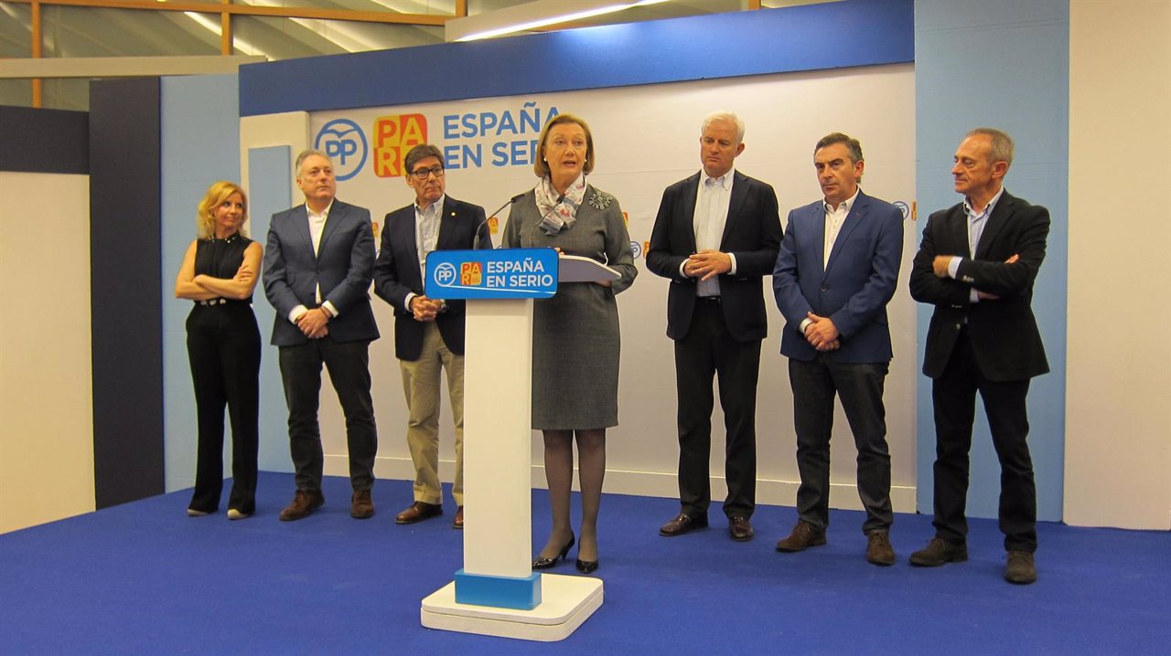 Luisa Fernanda Rudi junto a otros representantes de la coalición PP-PAR.