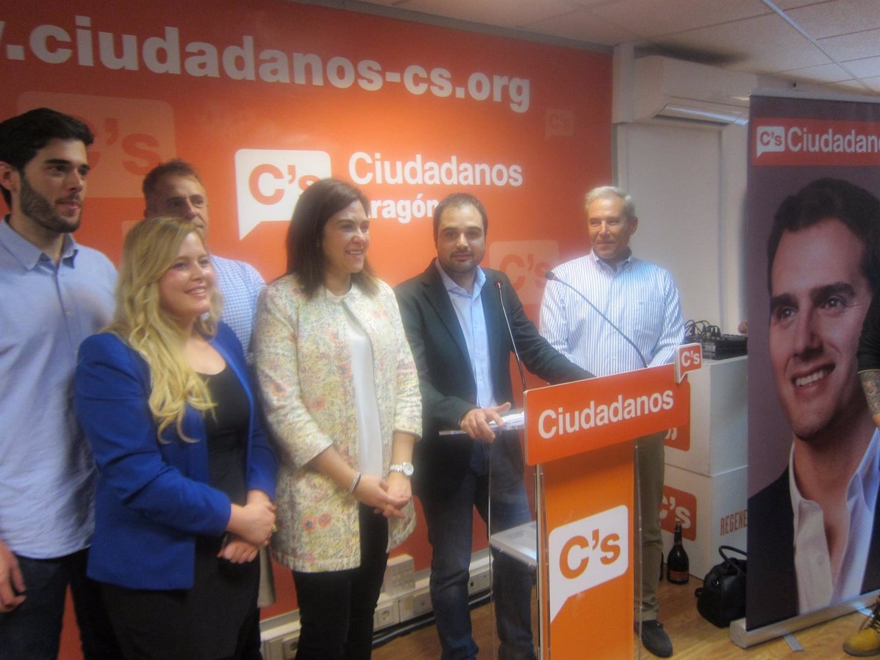 El diputado electo de C's, Rodrigo Gómez al lado de Susana Gaspar