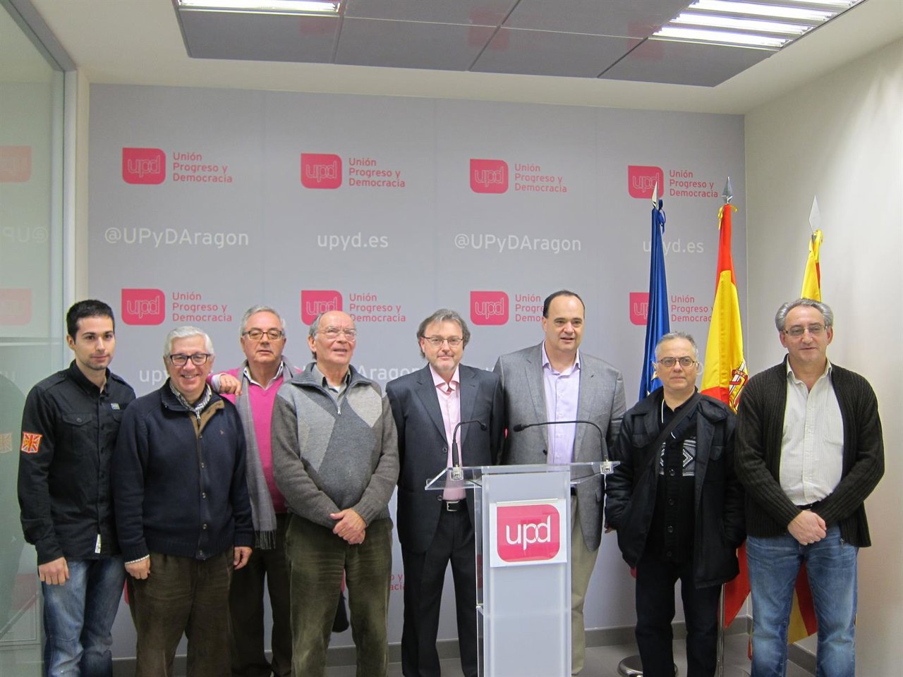 El quipo de UPyD Aragón en la sede del partido durante las elecciones generales