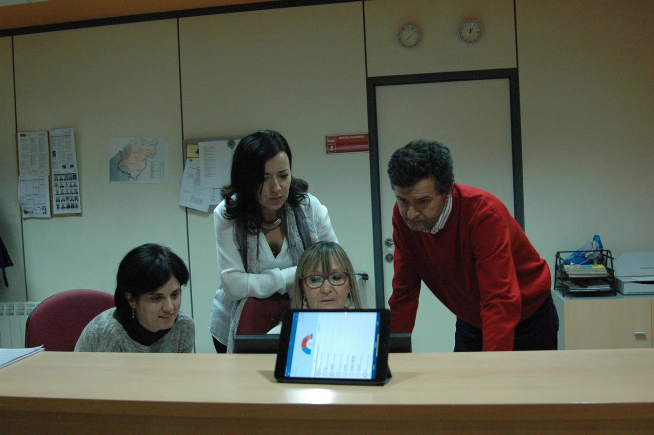 Candidatos del PSOE siguiendo los resultados de la noche electoral