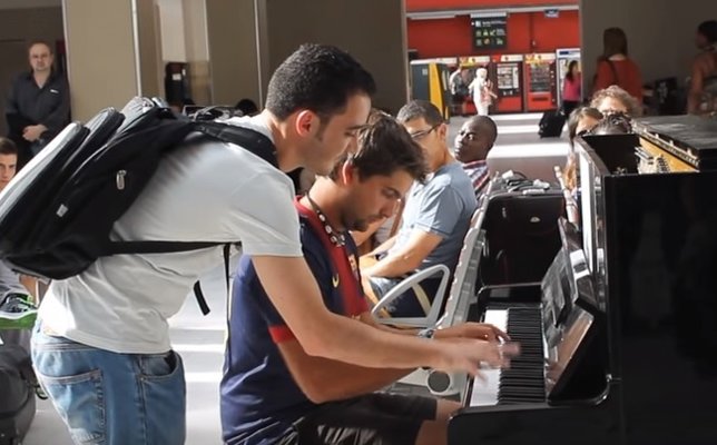 Dos extraños improvisan un dueto de piano en una estación de tren de París