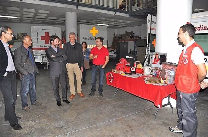 Carlos Alonso visita el Centro Logístico de Cruz Roja