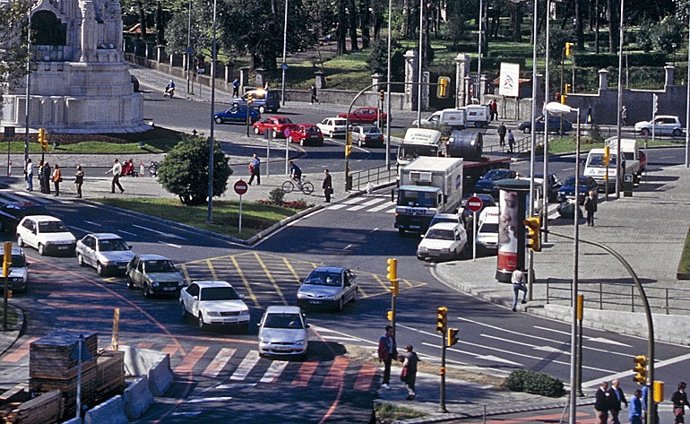 Tráfico en plaza del Sagrado Corazón en Bilbao
