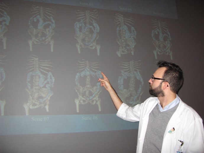El doctor Fernando Trebolle ante imágenes recogidas en la tesis.