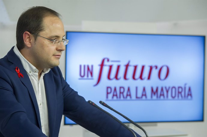César Luena en la presentación de la campaña del PSOE