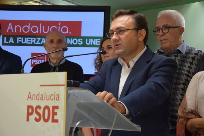 Heredia en rueda de prensa en la noche electoral en Málaga