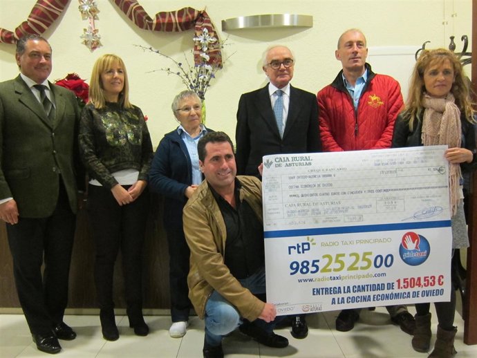 Radio Taxi Principado entrega cheque a la Cocina Económica de Oviedo