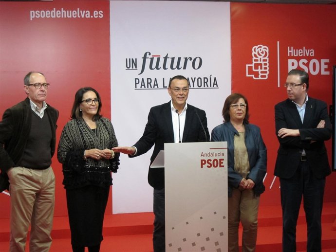 Ignacio Caraballo, con diputados y senadores electos. 