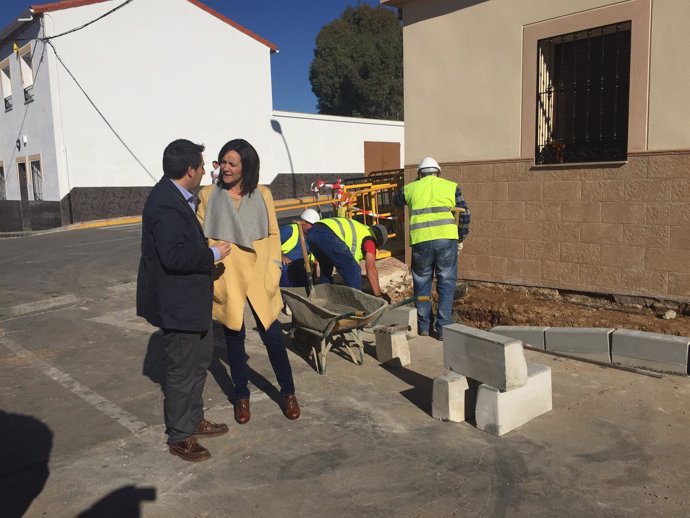 Crespín visita una obra junto al alcalde de Peñarroya