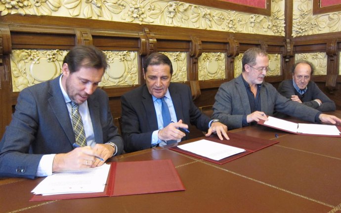 Firma del convenio entre Ayuntamiento de Valladolid y Consejería de Sanidad