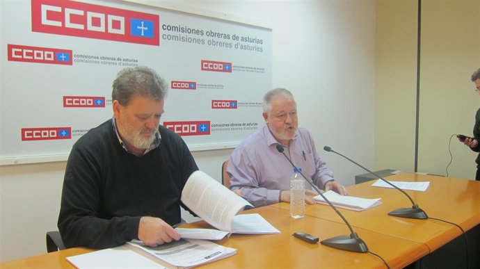 Buelga y Pino (derecha), durante la rueda de prensa sobre presupuestos. 