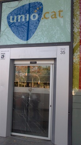 Vídreos rotos en la sede de Unió