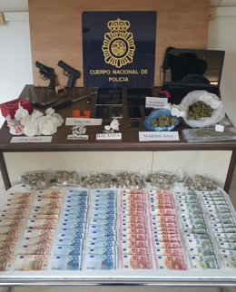 Cantidad de dinero, drogas y objetos incautados por la Policía