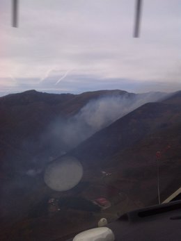 Vista de la columna de humo generada por el incendio de Goizueta.