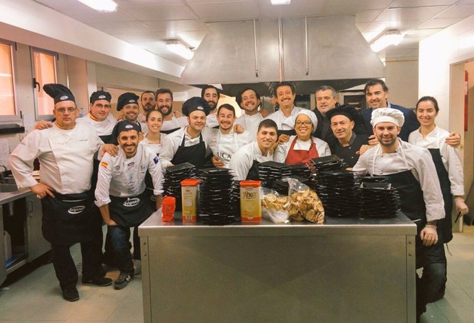 Imagen con alumnos del Grado y los chefs que han participado