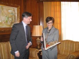 Imagen del encuentro entre Rosa Peñalver y el cónsul de Turquía