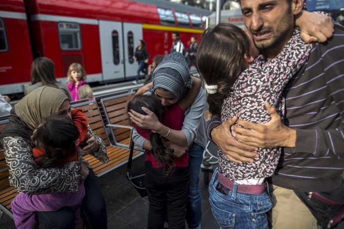 Refugiados sirios se abrazan tras reencontrarse con su familia