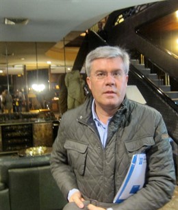 José Enrique Fernández de Moya, antes de atender a los periodistas.