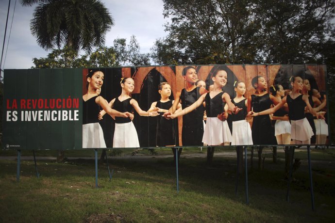 Cartel con alumnos de ballet en La Habana (Cuba)