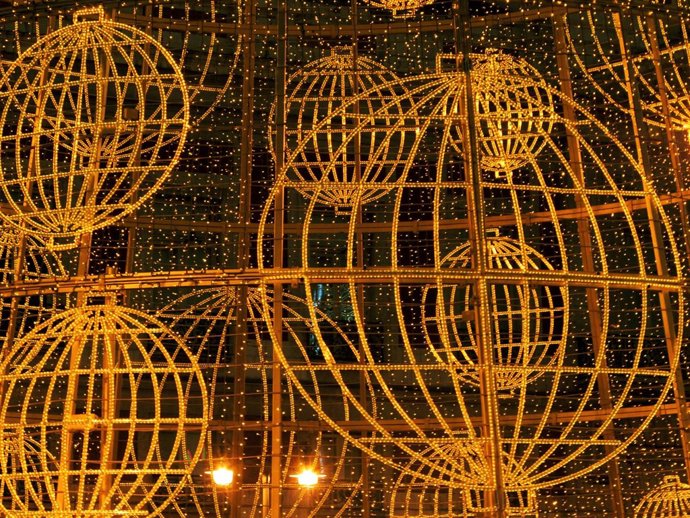 Arbol de navidad con los bombos lotería de Navidad