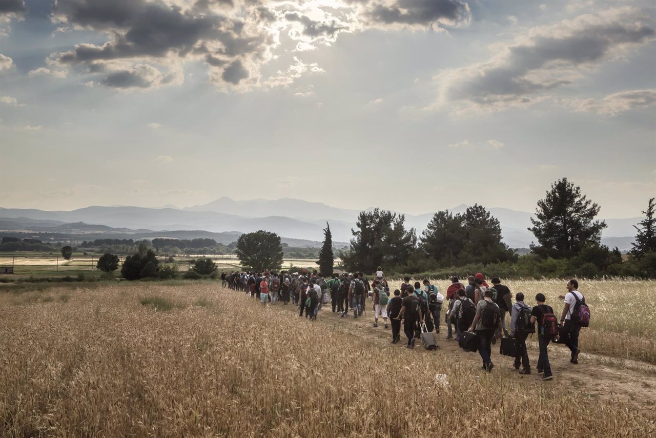 Un grupo de refugiados en la frontera entre Grecia y Macedonia