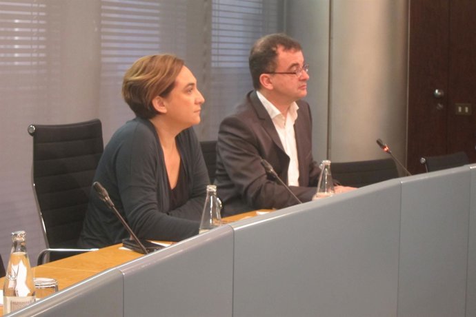 La alcaldesa de Barcelona, Ada Colau, con Alfred Bosch (ERC)