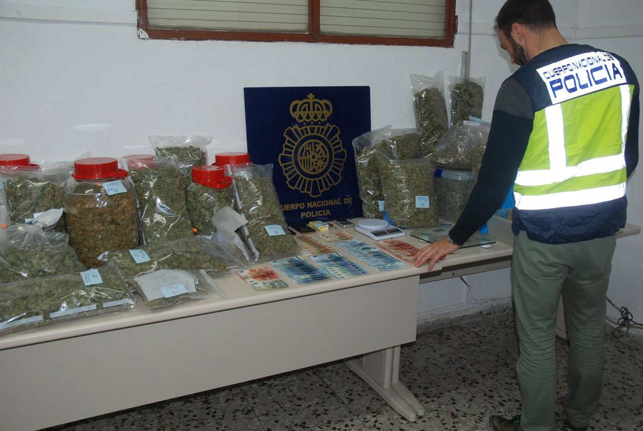 Un agente ante la droga incautada