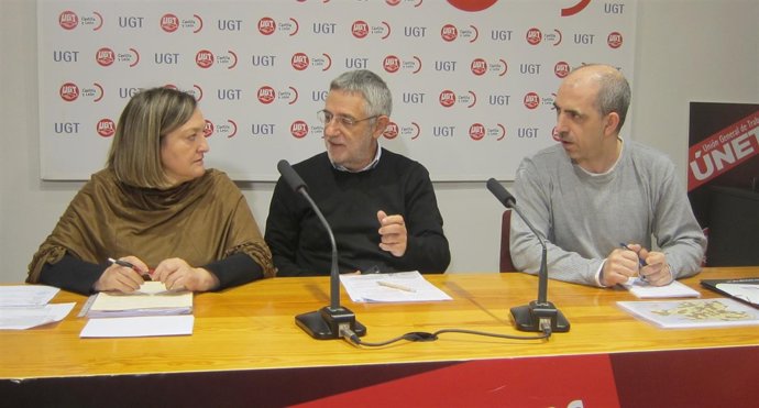 Agustín Prieto (centro) con Carmen Amez y Josu Goicoechea